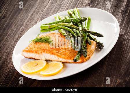 Gegrillter Lachs und Spargel auf hölzernen Tisch Stockfoto