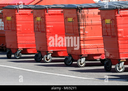 Swansea, Großbritannien. 6 Juy, 2017. Red Müllabfuhr überspringt, ansonsten wie wheely Bins bekannt, bei Broughton Farm Caravan Park, Halbinsel Gower, Swansea. Stockfoto