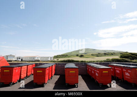 Swansea, Großbritannien. 6 Juy, 2017. Red Müllabfuhr überspringt, ansonsten wie wheely Bins bekannt, bei Broughton Farm Caravan Park, Halbinsel Gower, Swansea. Stockfoto