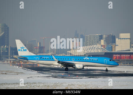 London, UK, 28. Februar 2018 Schnee stört Flüge am Flughafen London City im Osten Londons durch Schnee, war Teil # BeastfromtheEast winter Sto Stockfoto