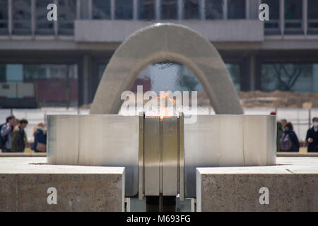 Der Blick von der Peace Center Museum in Richtung der eine Bombe im Hiroshima Peace Memorial Park, Japan. Stockfoto