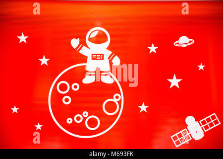 Schematische Darstellung von Astronauten Raumfahrer Weltraum Planet Saturn Erde Sonne Universum. Satelliten- und Sternen auf rotem Hintergrund Stockfoto