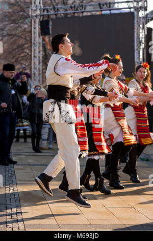 PERNIK, Bulgarien - 26. JANUAR 2018: die männlichen Tänzer in der bulgarischen Folklore Kostüm springt hoch beim Führen der Round Dance auf der Winter-Tag am annua Stockfoto