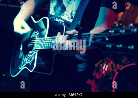 Imperia, Italien - 23. Februar 2017: Nahaufnahme von Teenager spielen Akustische Gitarre live Konzert Stockfoto
