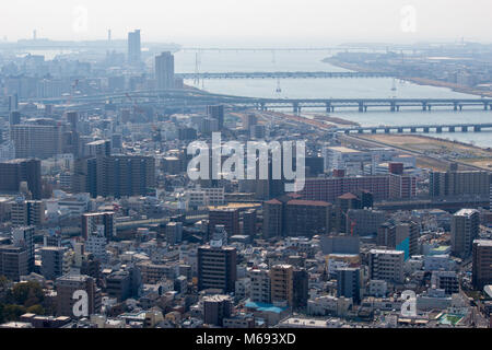 Der Blick von der Umeda Sky Building in Richtung des Flusses Yodo, Präfektur Osaka, Japan suchen Stockfoto