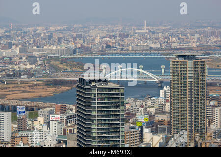 Der Blick von der Umeda Sky Building in Richtung des Flusses Yodo, Präfektur Osaka, Japan suchen Stockfoto