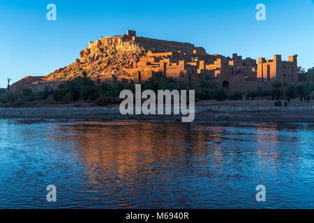 Flusstal des Asif Mellah und Kasbah Ait-Ben-Haddou, Königreich Marokko, Afrika | Fluss Asif Mellah und Kasbah Ait-Ben-haddou Königreich Marokko, Af Stockfoto