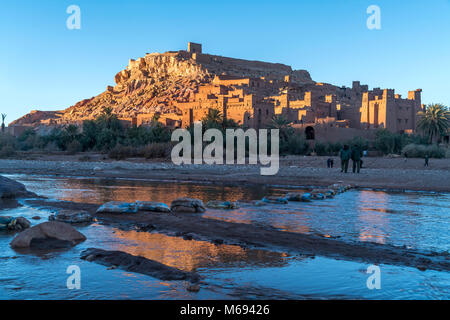 Flusstal des Asif Mellah und Kasbah Ait-Ben-Haddou, Königreich Marokko, Afrika | Fluss Asif Mellah und Kasbah Ait-Ben-haddou Königreich Marokko, Af Stockfoto