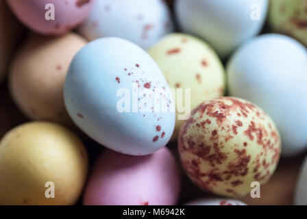 Close Up (Makro) Der kleine eiförmige Ostern Süßigkeiten in verschiedenen Farben mit Festplatte gefleckten Schalen. Stockfoto