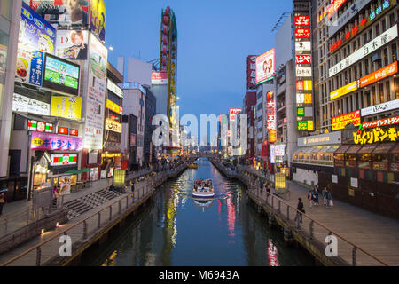 Am frühen Abend und Nachtleben in der belebten Gegend rund um Dotonbori, Osaka, Japan Stockfoto