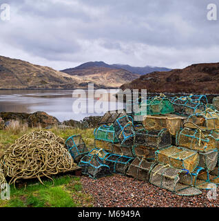 Seile und bunten Hummer Reusen am Fischerhafen von Kylesku auf Loch Glendhu, Sutherland, Scottish Highlands, Schottland Großbritannien Stockfoto