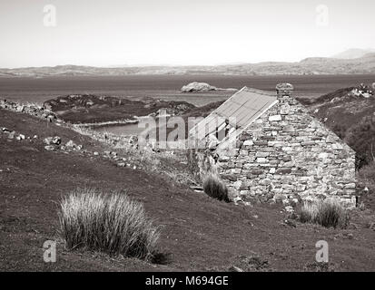 Alten heruntergekommenen verlassenen Croft Haus mit Wellblechdach an der Küstenstadt von Drumbeg, Assynt, Sutherland, Scottish Highlands, Schottland Großbritannien Stockfoto