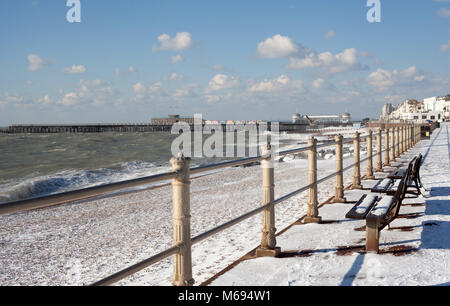 Schöne Aussicht von Hastings Pier von einem Unseasonal verschneite Küste Hastings, East Sussex, UK gesehen Stockfoto