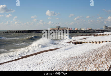 Hastings Pier von einem Unseasonal verschneite Strand, Hastings, East Sussex, UK gesehen Stockfoto