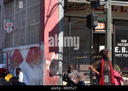 Szenen aus Skid Row ein Bereich der Innenstadt von Los Angeles, ist einer der größten stabile Populationen (zwischen 5.000 und 8.000) von Obdachlosen. Stockfoto