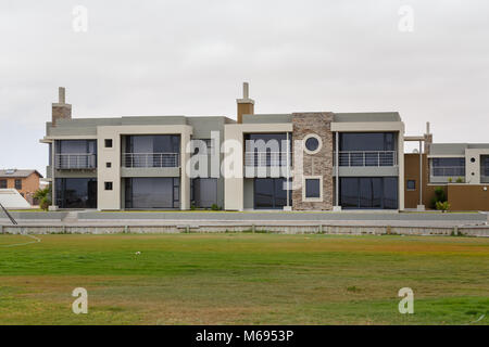 WALVIS BAY, NAMIBIA - Oktober 8, 2014: Straße in der Namibischen Stadt Walvis Bay mit modernen Wohnhaus. Walvis Bay mit seinen großen Bucht und Sanddünen Stockfoto