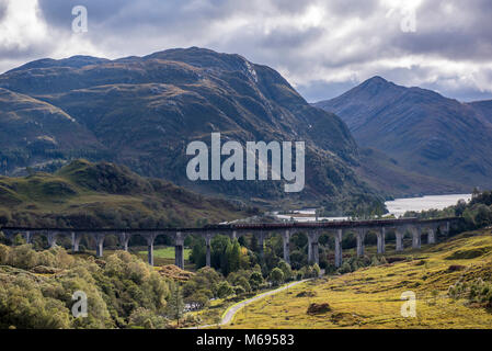 Das Glenfinnan Viadukt ein Eisenbahnviadukt auf der West Highland Line in Glenfinnan, Inverness-shire, Schottland. Stockfoto