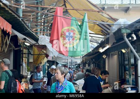 Portugiesische Flagge und die Frau in der bola Markt, Porto Stockfoto