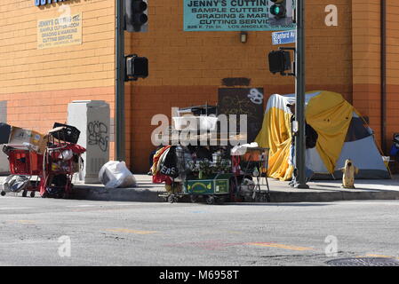 Szenen aus Skid Row ein Bereich der Innenstadt von Los Angeles, ist einer der größten stabile Populationen (zwischen 5.000 und 8.000) von Obdachlosen. Stockfoto