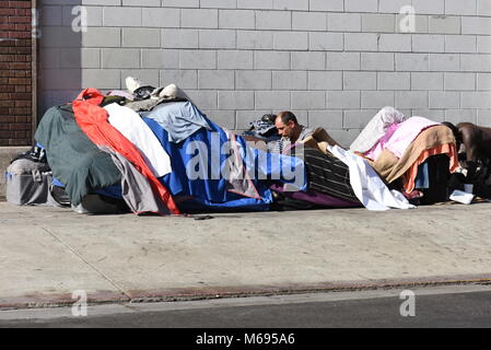 Szenen aus Skid Row ein Bereich der Innenstadt von Los Angeles, ist einer der größten stabile Populationen (zwischen 5.000 und 8.000) von Obdachlosen. Stockfoto