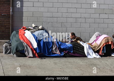 Szenen aus Skid Row ein Bereich der Innenstadt von Los Angeles, ist einer der größten stabile Populationen (zwischen 5.000 und 8.000) von Obdachlosen. Stockfoto