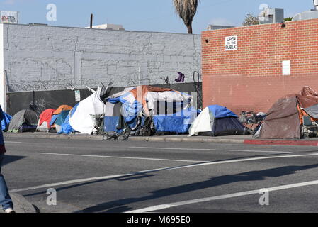 Szenen aus Skid Row ein Bereich der Innenstadt von Los Angeles, ist einer der größten stabile Populationen (zwischen 5.000 und 8.000) von Obdachlosen. Stockfoto
