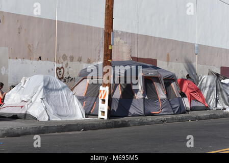 Szenen aus Skid Row ein Bereich der Innenstadt von Los Angeles, ist einer der größten stabile Populationen (zwischen 5.000 und 8.000) von Obdachlosen. Stockfoto