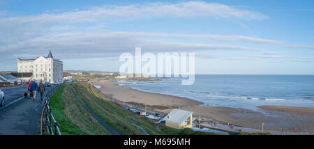 Panoramablick über North Bay, Scarborough an einem schönen Dezember Tag mit blauen Himmel und das blaue Meer. Stockfoto