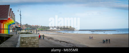 Umkleidekabinen am Strand mit Blick auf die North Bay, Scarborough an der Küste von Yorkshire, UK an einem herrlichen, sonnigen Wintertag Anfang Dezember Stockfoto