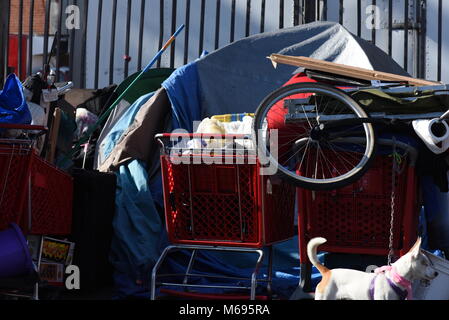 Szenen aus Skid Row ein Bereich der Innenstadt von Los Angeles, ist einer der größten stabile Populationen (zwischen 5.000 und 8.000) von Obdachlosen. Stockfoto