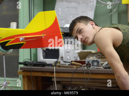 Kovrov, Russland. 10. April 2016. Schüler der Kinderclub "Atlas" sammelt radio-controlled model Aircraft Stockfoto