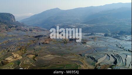 Blick in ein Tal mit herrlichen Yuanyang Reis Terrassen abfallend die Berghänge. UNESCO Weltkulturerbe Stockfoto