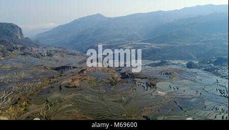 Luftaufnahme auf die Spektakulärsten Reisfelder, die yuanyang Hani Reisterrassen im Südosten der Provinz Yunnan, China. UNESCO-Welterbe Stockfoto