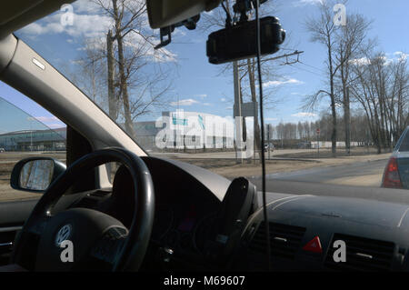 Kovrov, Russland. 17. April 2016. Blick auf die Stadt aus dem Auto. Sportzentrum mit Skating hall Kovrovets Stockfoto