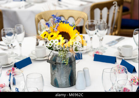 Hochzeitstag Brautstrauß aus Sonnenblumen Stockfoto