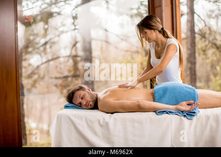 Junge Mann in Massage im Spa entspannen Stockfoto