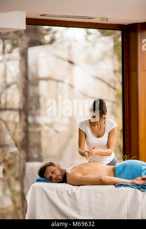 Junge Mann in Massage im Spa entspannen Stockfoto