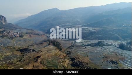 Blick in ein Tal mit herrlichen Yuanyang Reis Terrassen abfallend die Berghänge. UNESCO Weltkulturerbe Stockfoto