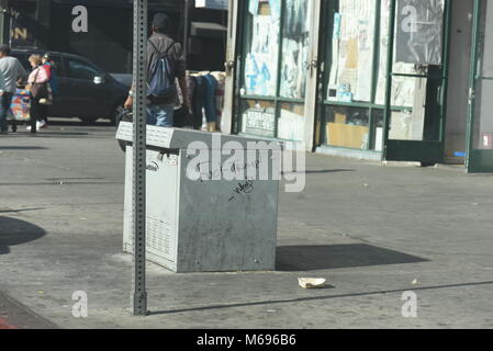 Szenen aus Skid Row ein Bereich der Innenstadt von Los Angeles, ist einer der größten stabile Populationen (zwischen 5.000 und 8.000) von Obdachlosen. Stockfoto