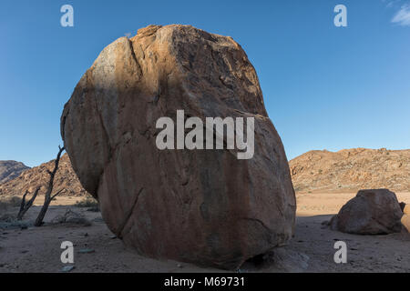 Riesen Stein in der Wüste Namibias. Stockfoto
