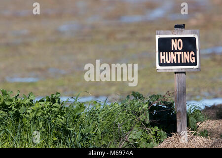 Keine Jagd mit See im Hintergrund Stockfoto