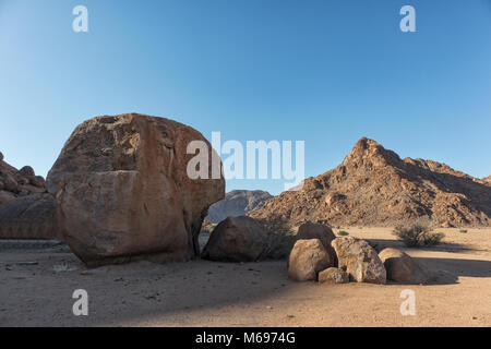 Riesige Felsen in der Wüste Namibias. Stockfoto