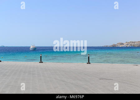 Summer View mit Balustrade und leere Terrasse mit Blick auf die Yacht auf Meer Foto Stockfoto