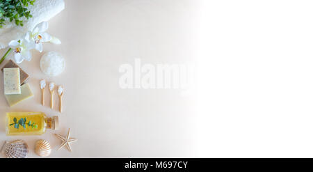 Meer Salz, Seife, Handtuch, Olivenöl und Blumen auf Holz- Hintergrund Stockfoto