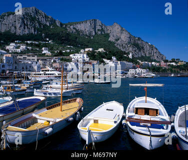 Fischerboote im Hafen Marina Grande, Capri, Italien, Europa Stockfoto