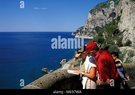 Wanderer auf der Via Krupp in der Nähe von Marina Piccola, Insel Capri, Italien, Europa Stockfoto