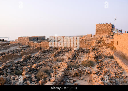 Horizontale Bild des zerstörten Mauern auf der Hochebene in Massada, Israel Stockfoto