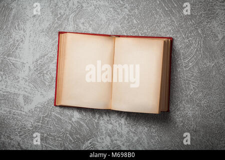 Offenes Buch auf dunklem Hintergrund Stockfoto