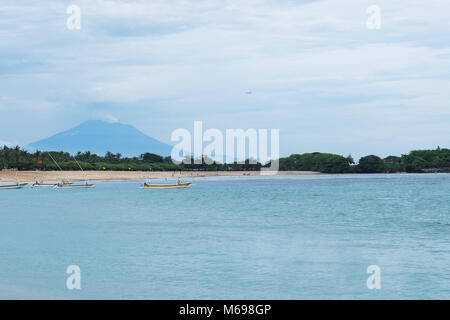Vulkan Agung und den Ozean auf der Insel Bali Stockfoto