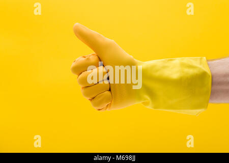 Daumen nach oben Geste mit der Hand in einem gelben Gummi Reinigung Handschuh aus Stockfoto